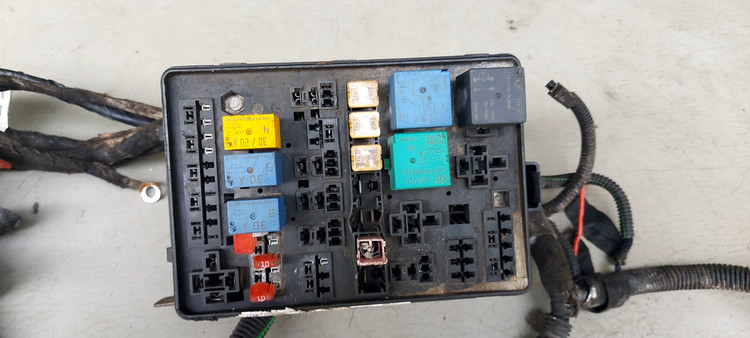 جعبه فیوز داخل موتور کوییک با سیم کشی استوک